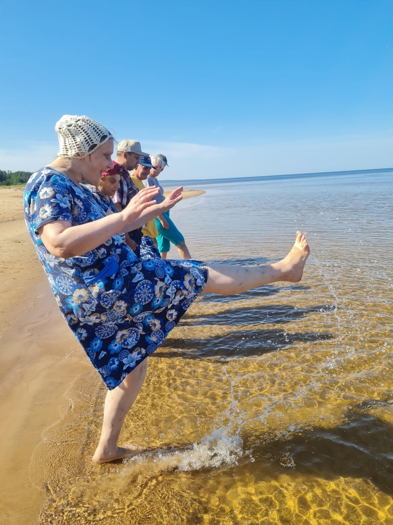 Klienti pie jūras.