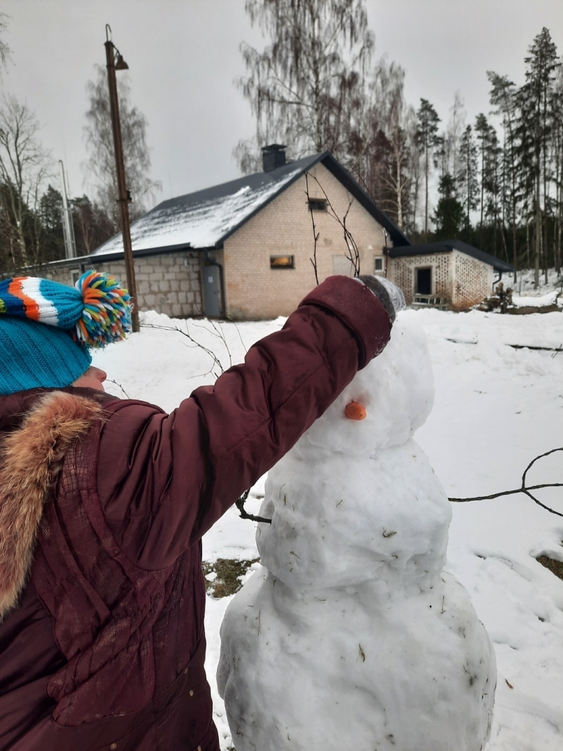 Klients un sniegavīrs.