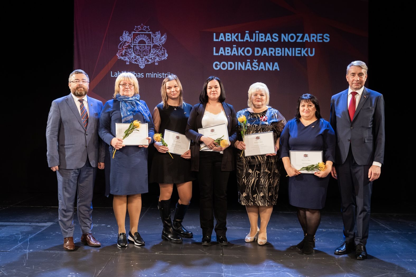 Visi pieci VSAC "Zemgale" atzinības un pateicības rakstu saņēmēji ar Labklājības ministru un Valsts sekretāru